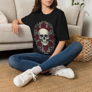10294053389153200800_2048.jpeg Skull & Red Roses Graphic T-Shirt